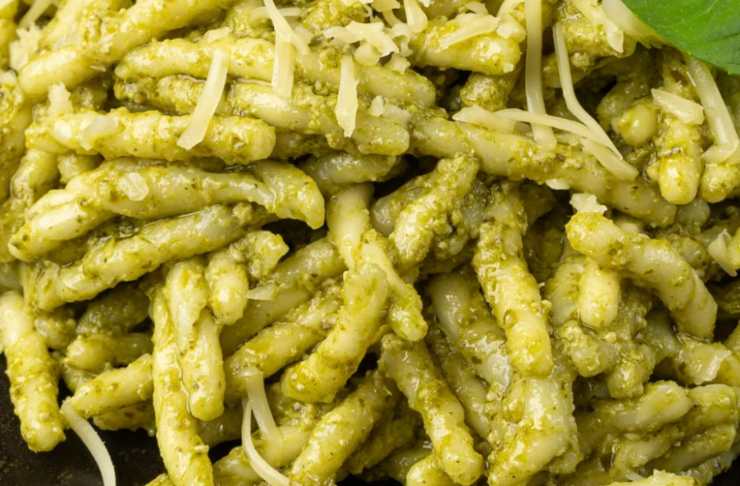primo piano di pasta cremosa al pesto e ricotta