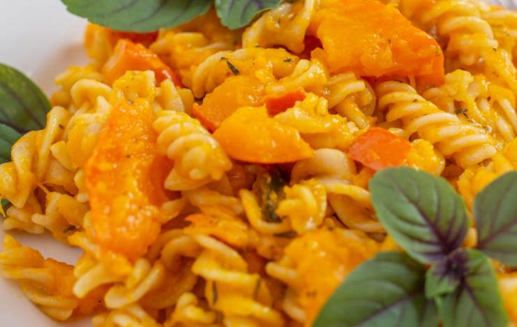 primo piano di pasta condita con zucca