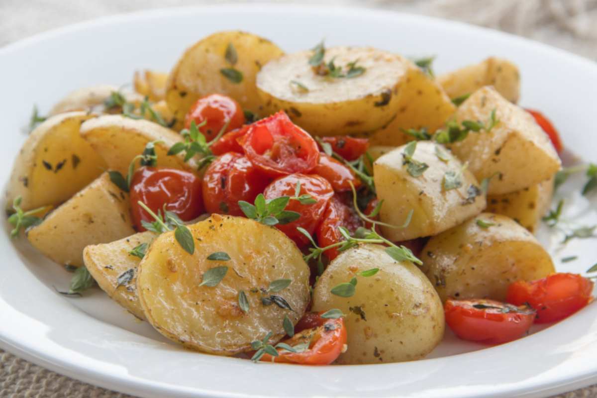 Coppia vincente non si cambia: con patate e pomodori in padella il pane diventa contorno