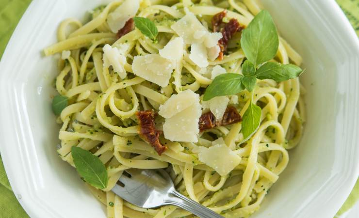 tagliatelle con pesto di zucchine e pomodorini