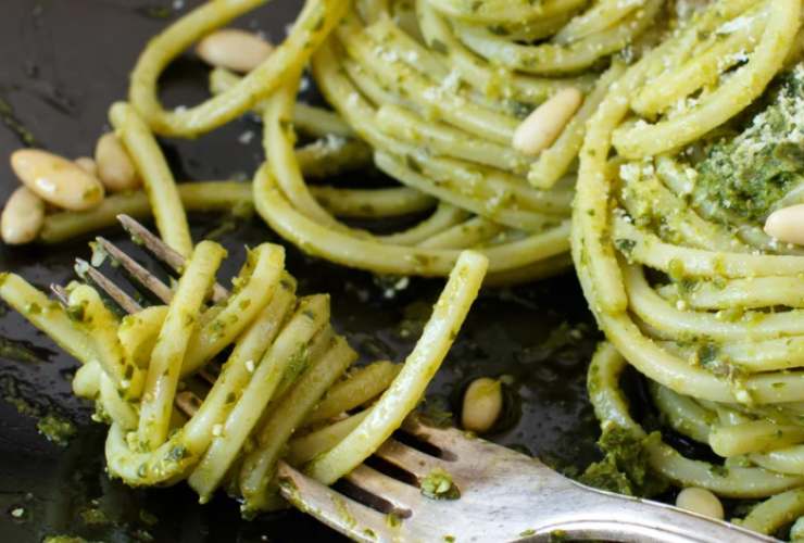 spaghetti al pesto di erbe aromatiche