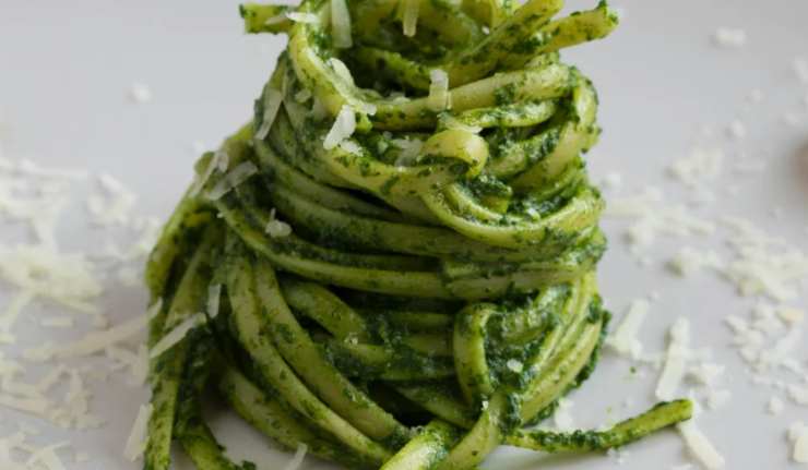 nido di pasta con pesto di sedano