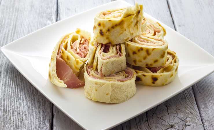 piatto con rotoli di piadina