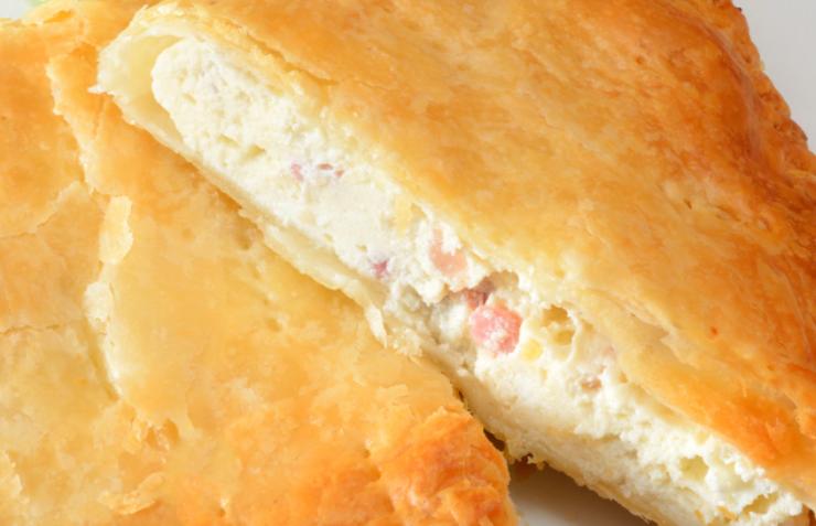 primo piano di sfoglia farcita con ricotta e prosciutto