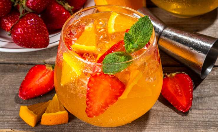 bicchiere di sangria all'arancia