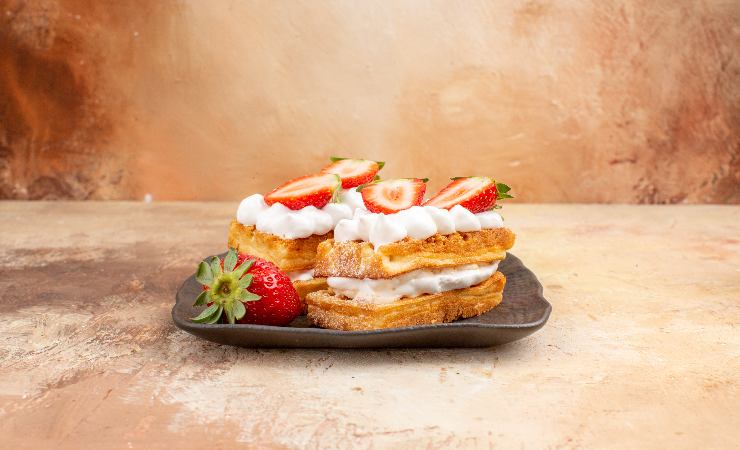 pasticcini con savoiardi crema e fragole