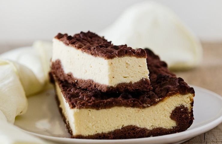 fette di torta con panna e biscotti al cioccolato