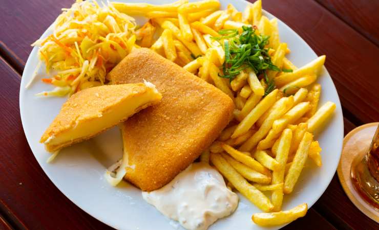 scamorza impanata e patatine fritte