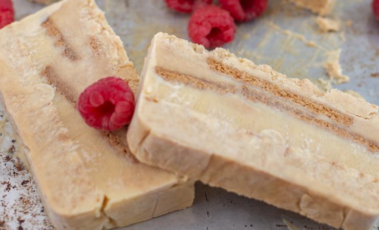 fette di semifreddo al caffè con lamponi