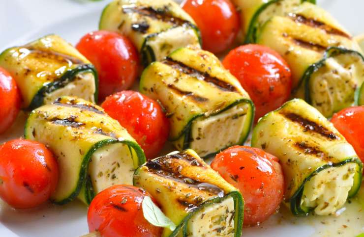 spiedini di zucchine con feta in un piatto