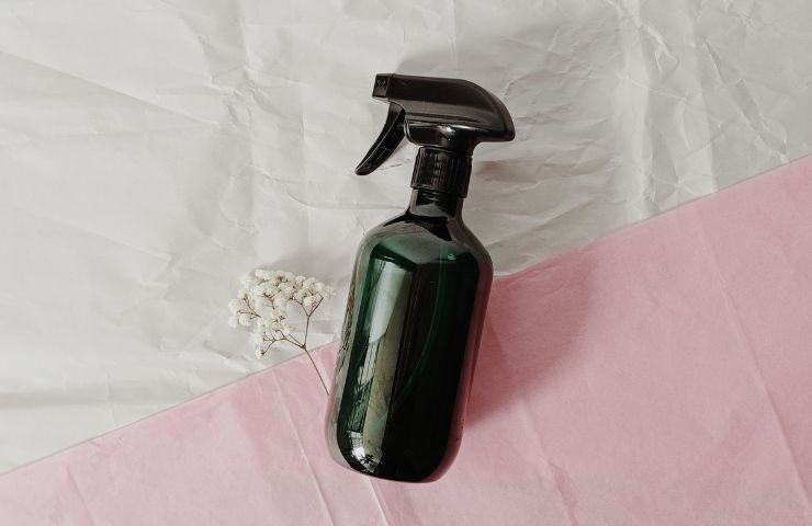 spruzzino scuro su tavolo rosa e bianco