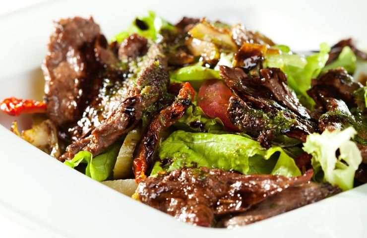insalta di carne con pomodorini in un piatto