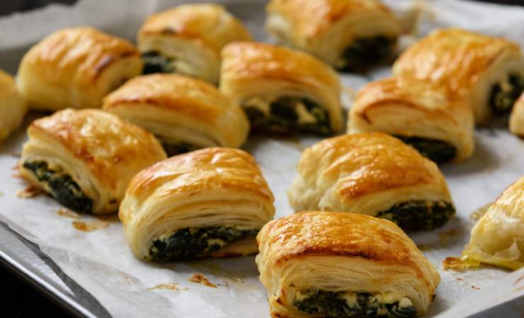 teglia di stuzzichini di pasta sfoglia e spinaci