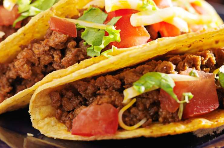 primo piano di tacos con salsicce e pomodori