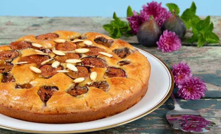 torta di fichi su tavolo