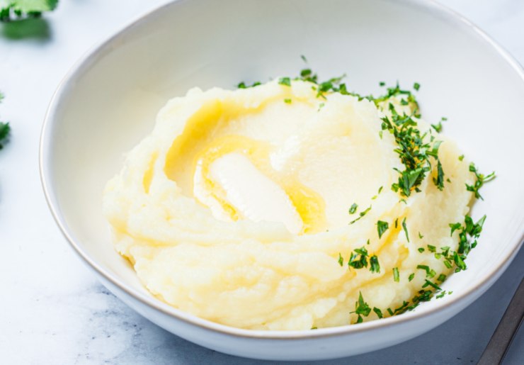vellutata fredda di patate in un piatto