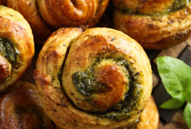 girelle di sfoglia con ripieno di pesto
