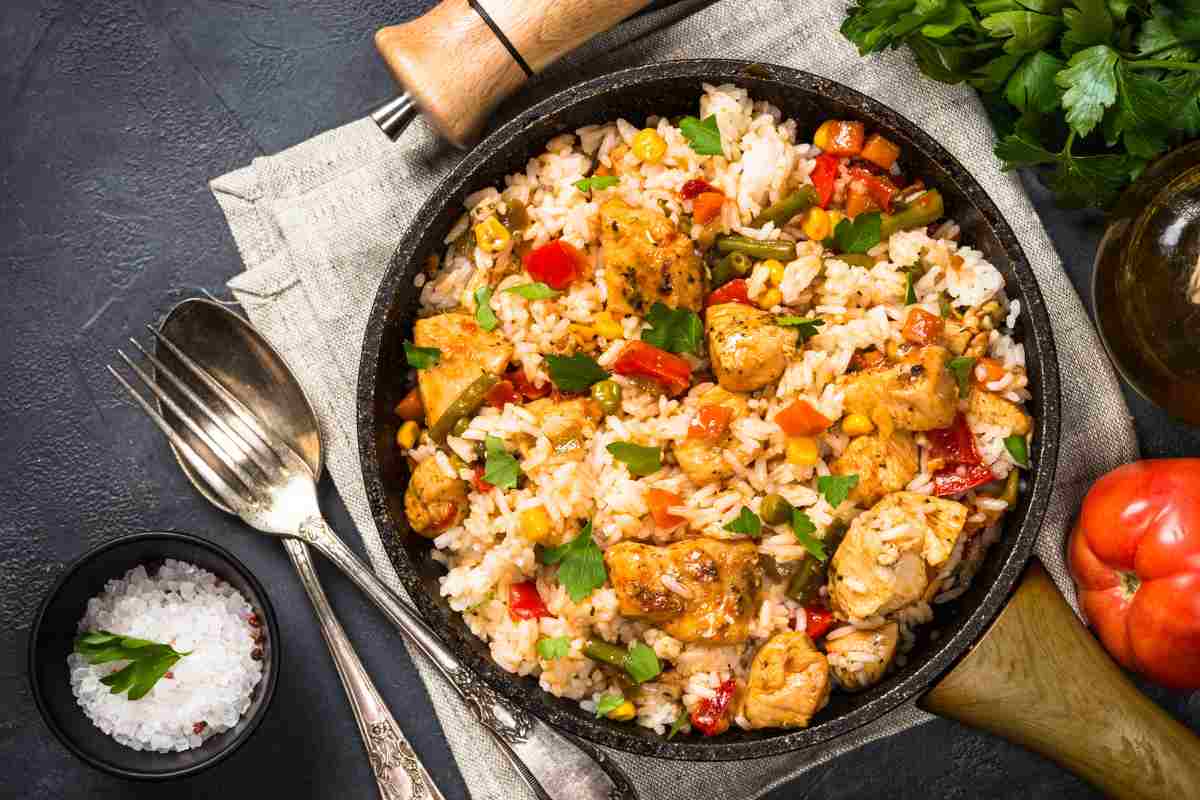 padella di riso con pollo e verdure