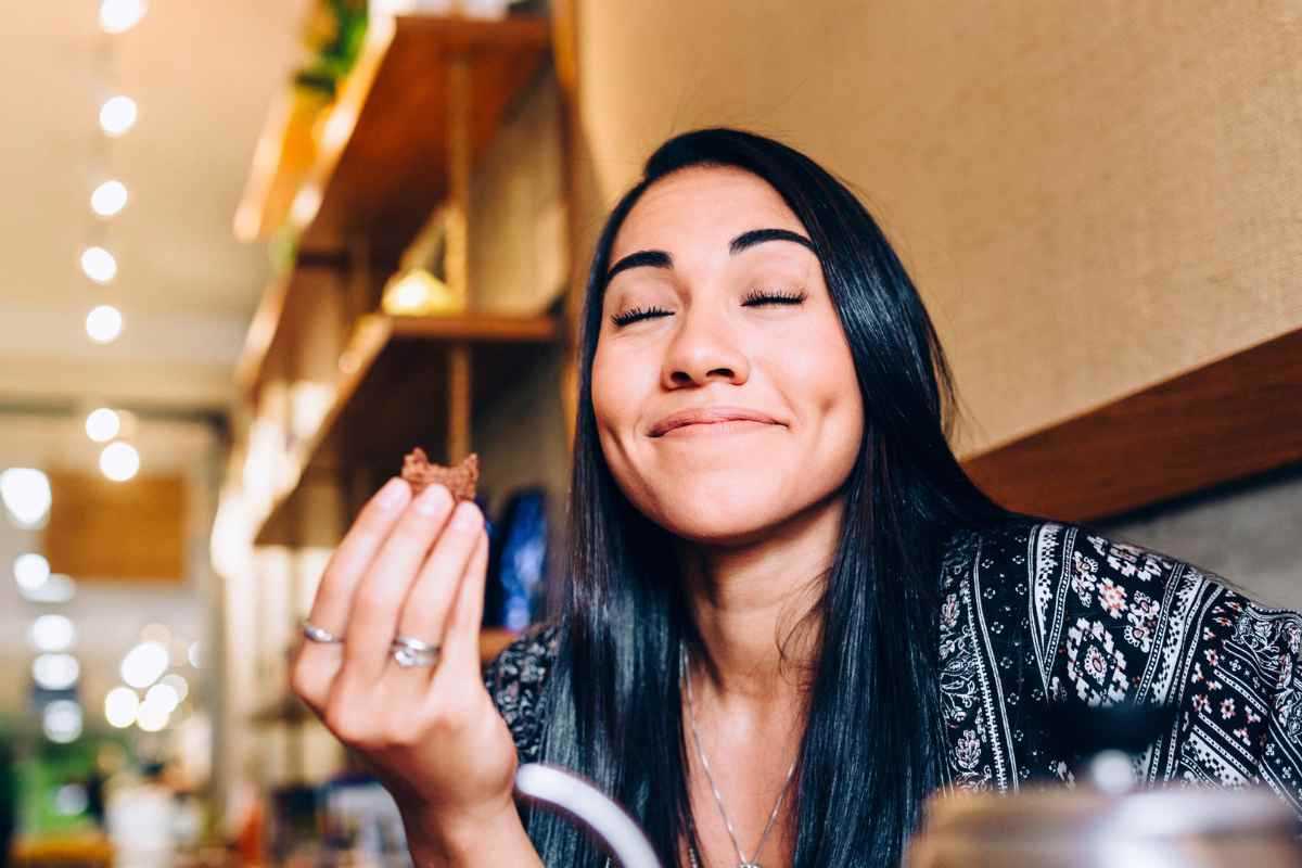 ragazza con occhi chiusi che mangia