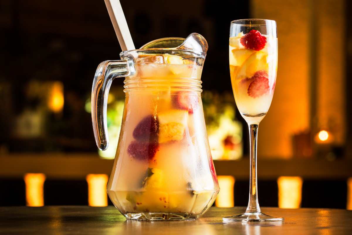 caraffa e calice di sangria all'arancia