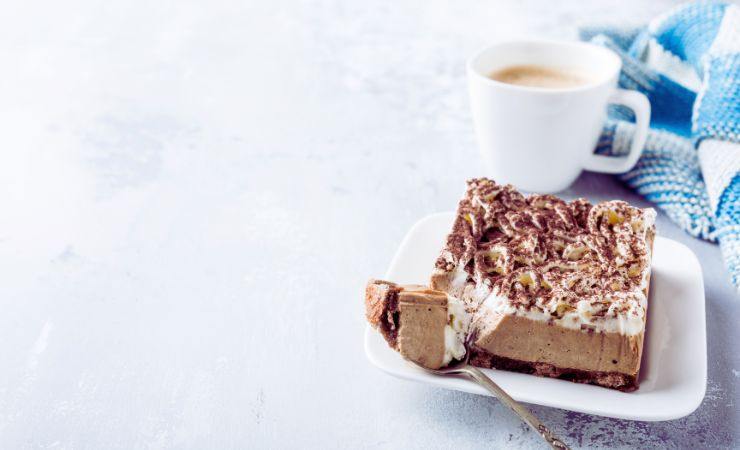 semifreddo cacao caffè con una tazza di caffè