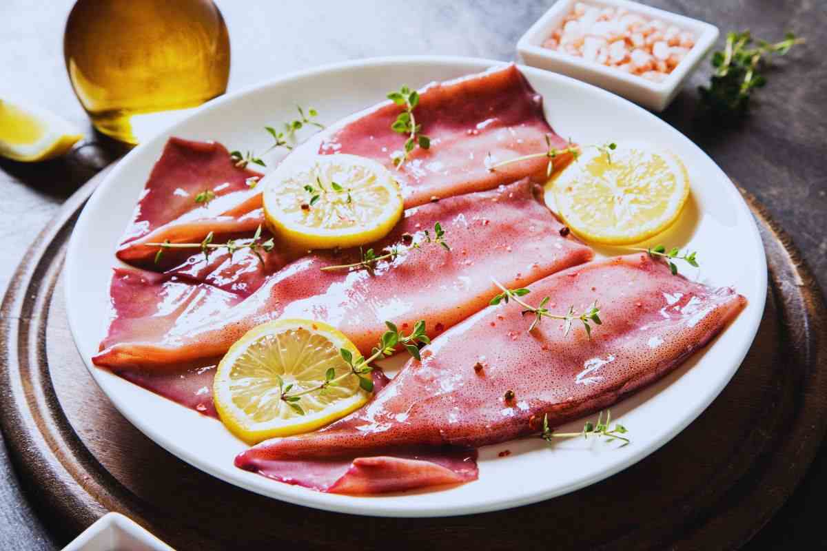 seppie in un piatto con fettine di limone