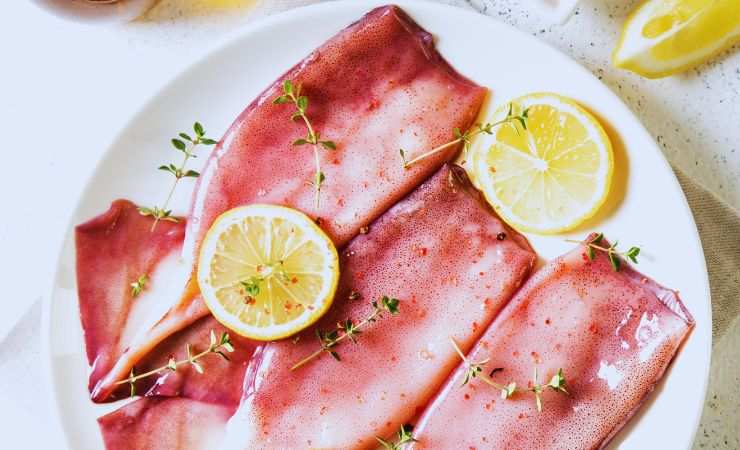 seppie con fettine di limone in un piatto