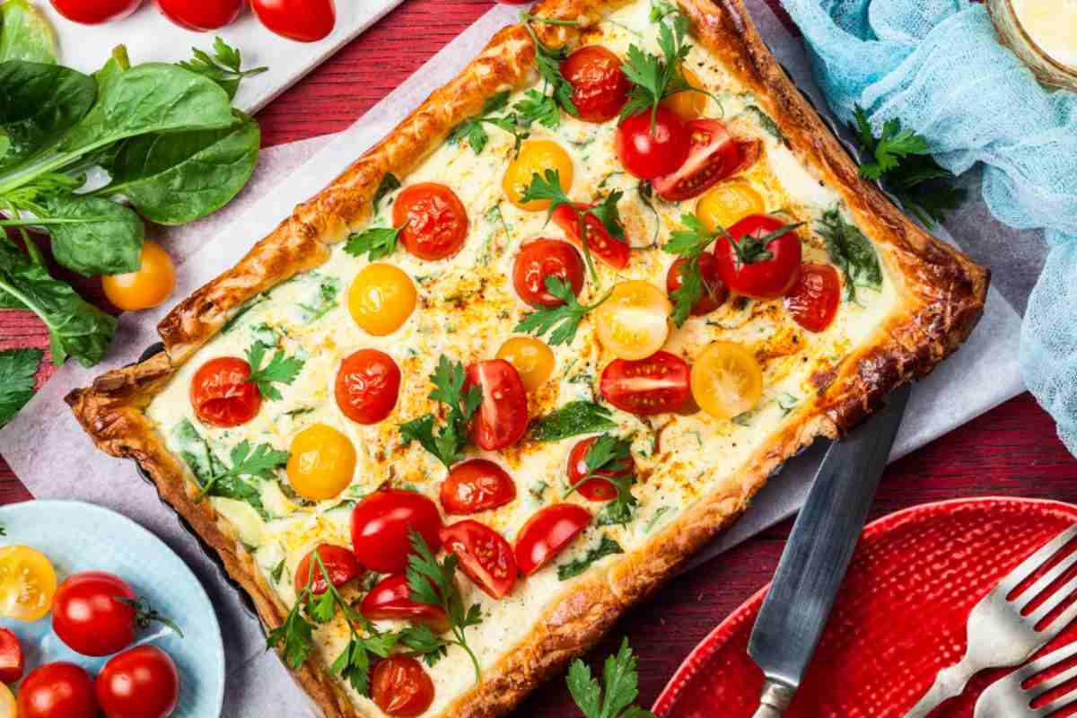 sfoglia ricoperta di pomodori e mozzarella