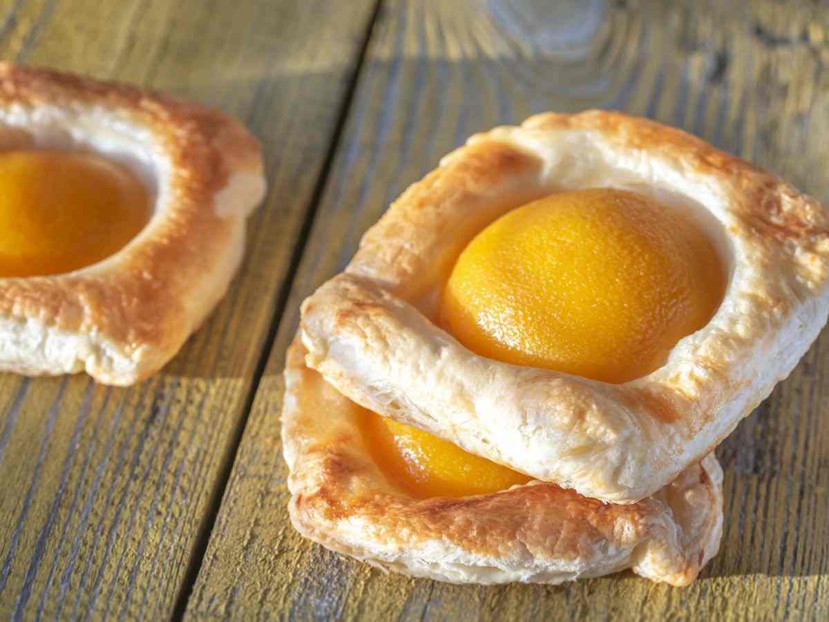 dolci di sfoglia con pesche sciroppate