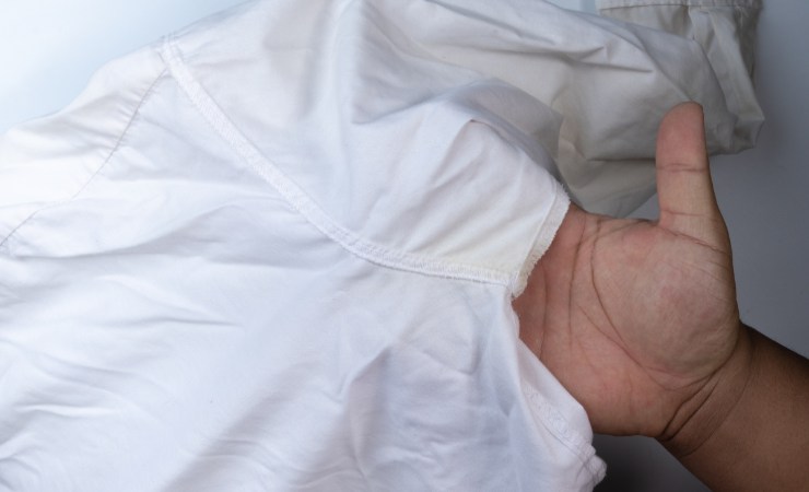 camicia con macchie sotto le ascelle
