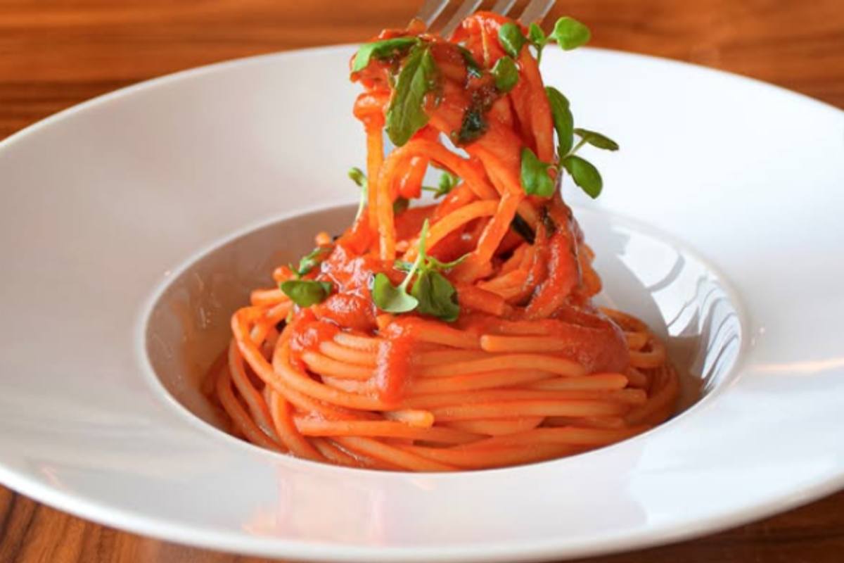 piatto di spaghetti al pomodoro