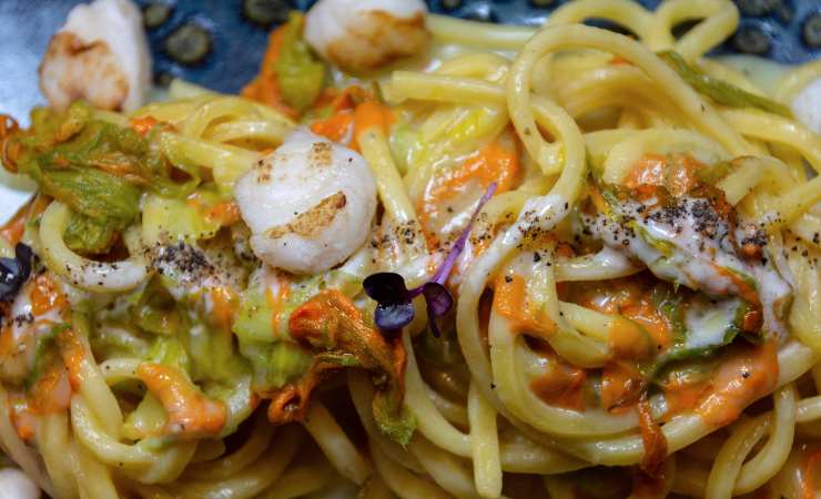 spaghetti fiori di zucca e gamberetti