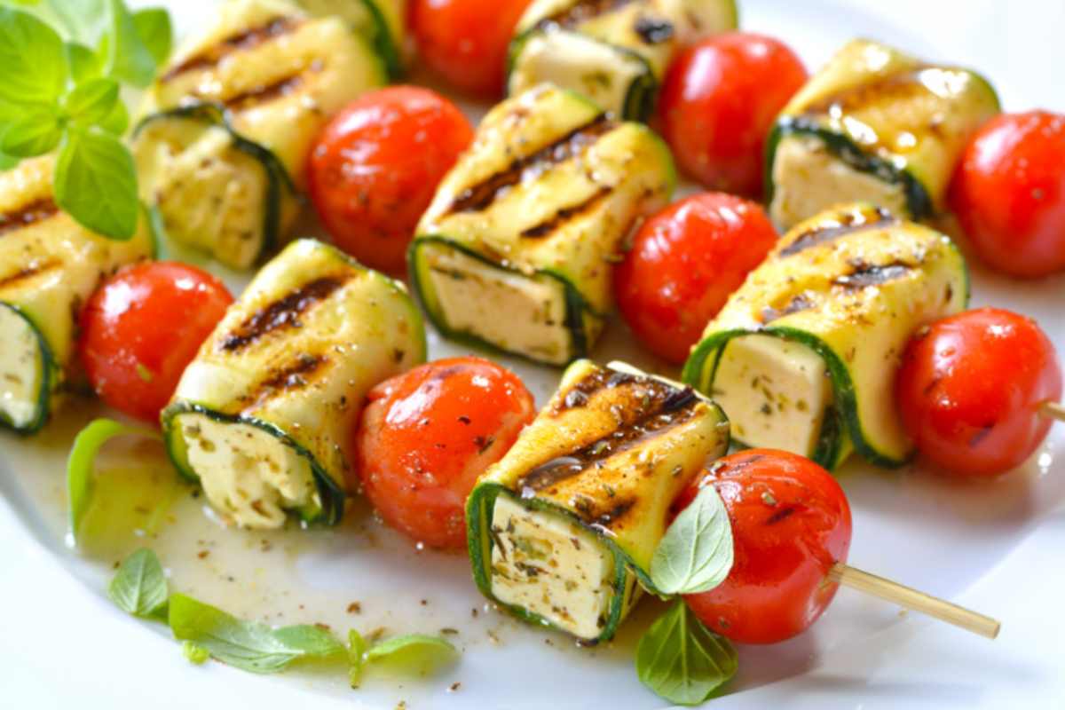 spiedini di zucchine ripiene in un piatto