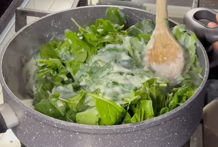 pentola con spinaci freschi e besciamella