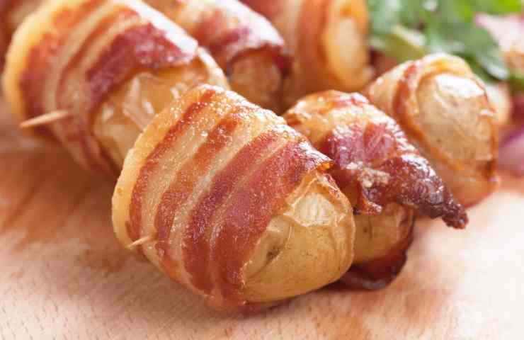 bacon con patate su spiedino