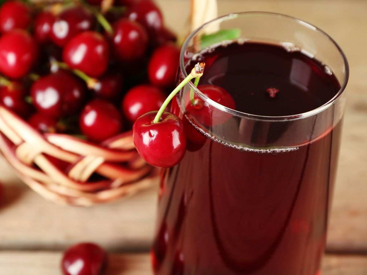 bicchiere con succo di ciliegie
