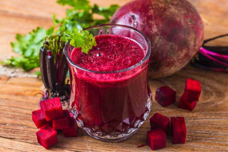 bicchiere con succo alla barbabietola