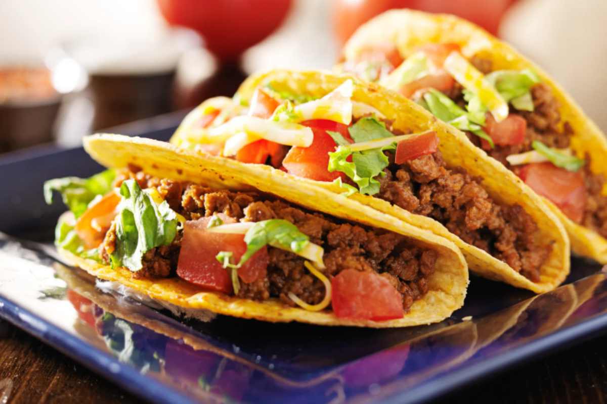 tacos dorati con ripieno di salsicce