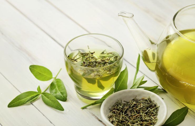 Tè verde in tazza con foglie