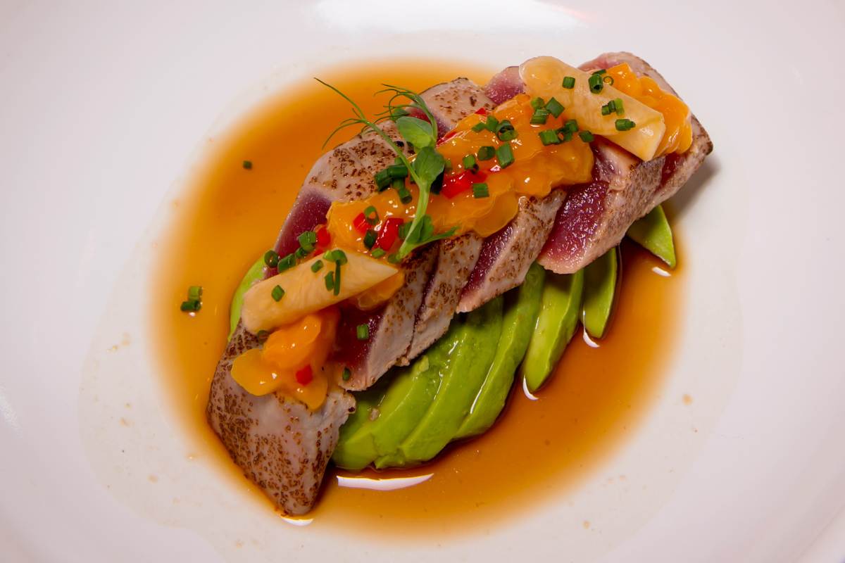tonno con salsa di pomodoro e avocado