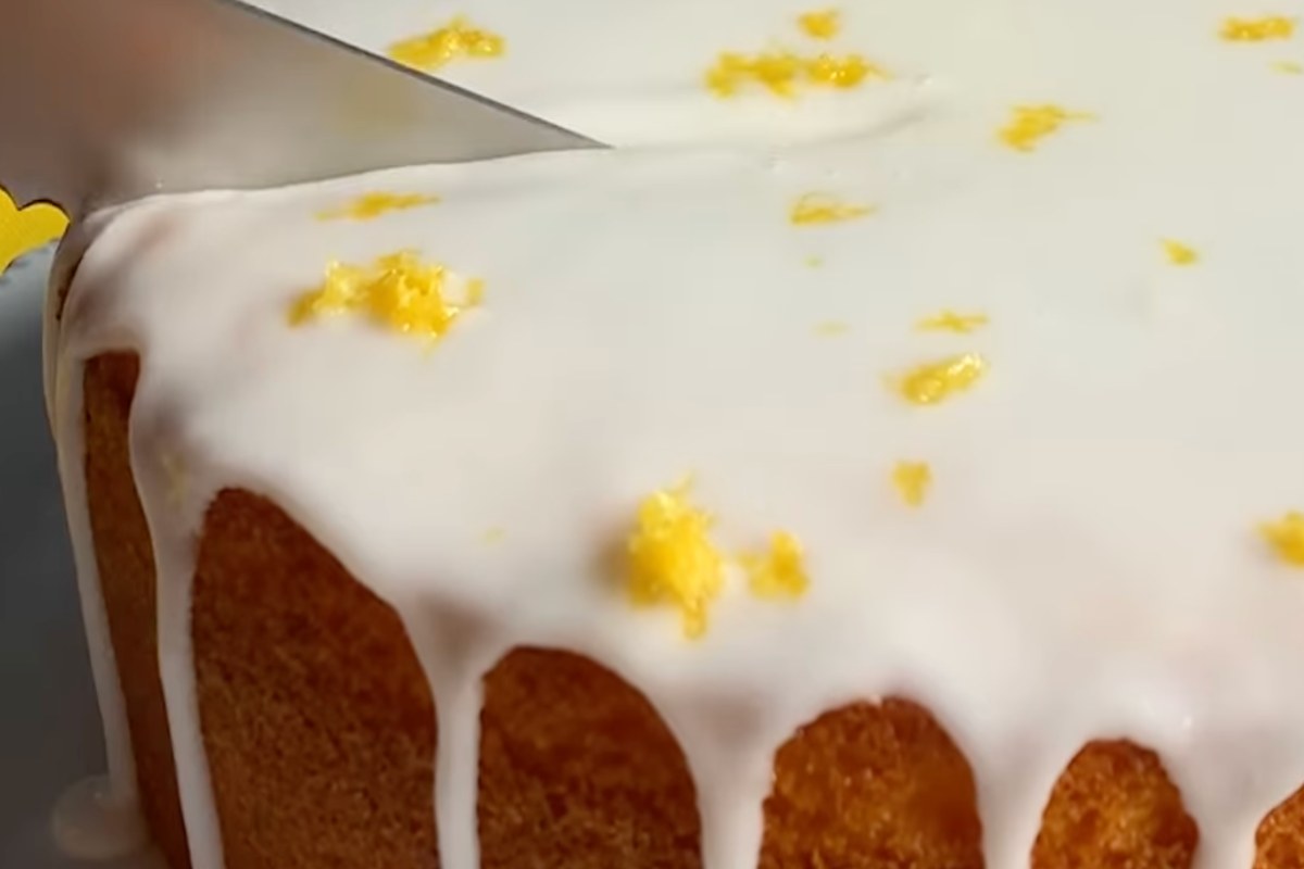 Questa torta al limone sta spopolando sui social. Il motivo ti lascerà senza parole