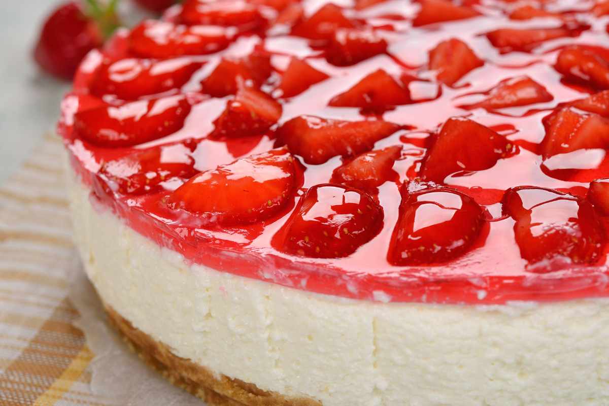 torta fredda cioccolato bianco e fragole
