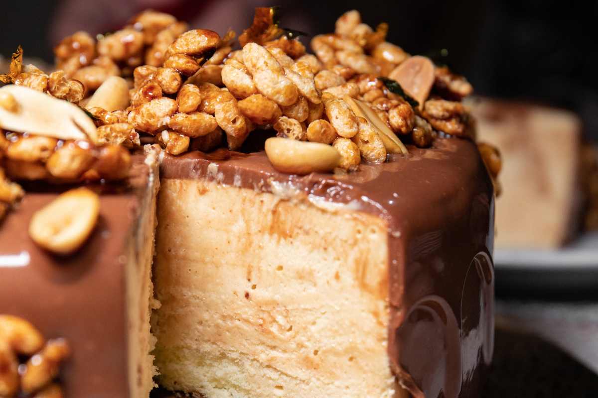 torta al cioccolato con granella di nocciole