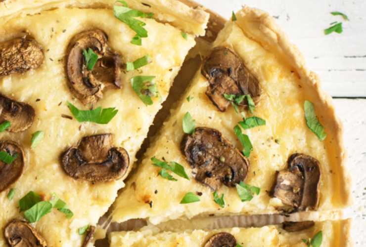 torta salata con funghi tagliata a fette