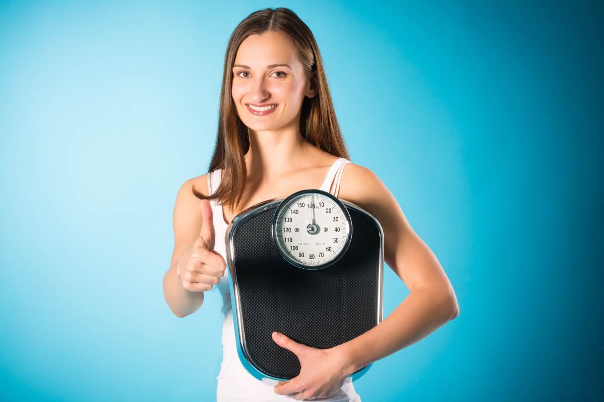 ragazza con la bilancia in mano