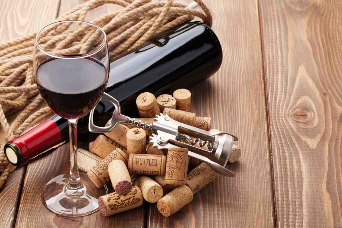 bottiglia fi vino, tappi e cavatappi