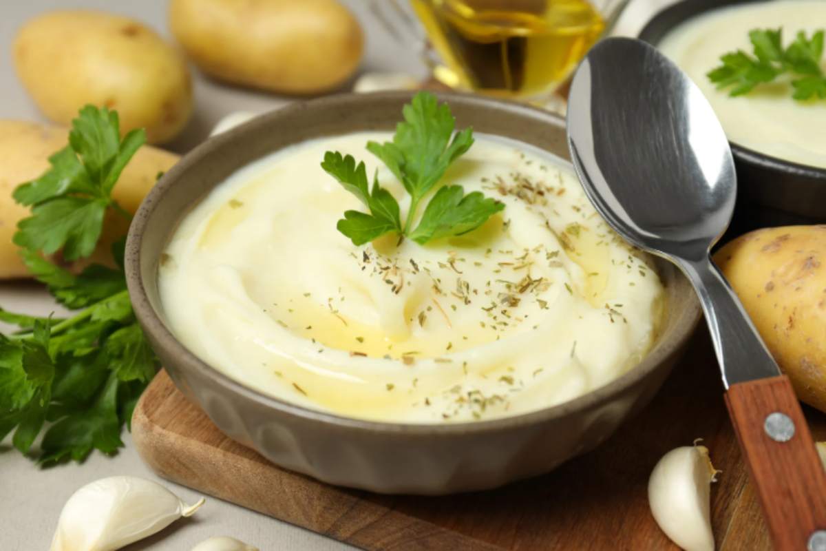 ciotola con crema di patate fredda