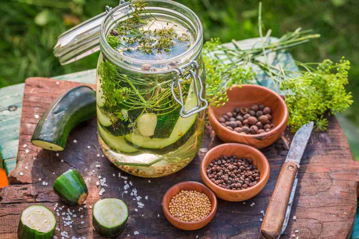 barattolo di zucchine sott'olio e spezie