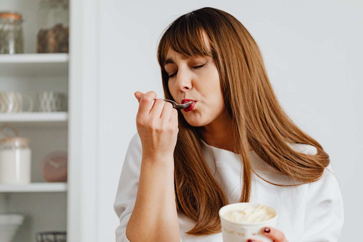 ragazza che mangia una coppetta di gelato