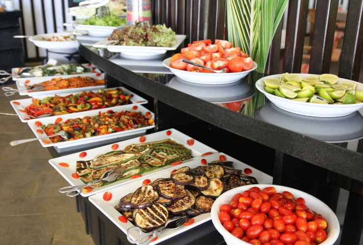 buffet con vari alimenti